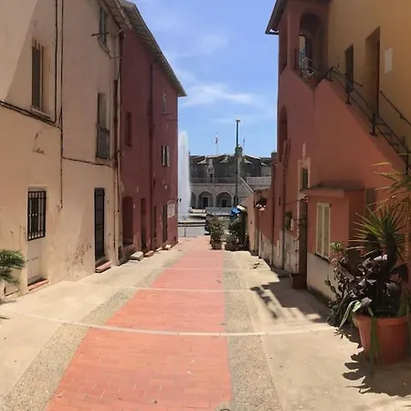 Between The Roofs Of Old Town And The Sea Апартаменты *