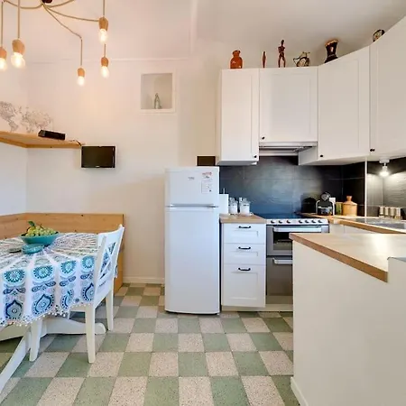 Апартаменты Between The Roofs Of Old Town And The Sea Ментона