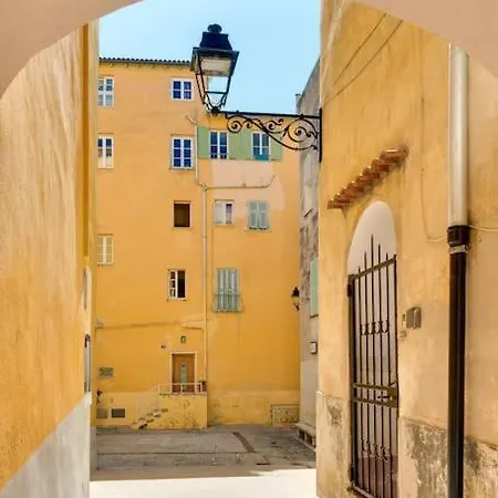 Апартаменты Between The Roofs Of Old Town And The Sea *