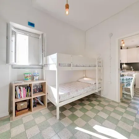 Between The Roofs Of Old Town And The Sea Апартаменты *